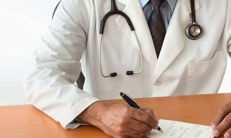 O médico prescribe o tratamento con hipertensión
